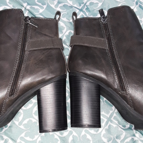 Gray high heel ankle boots - Picture 2 of 5